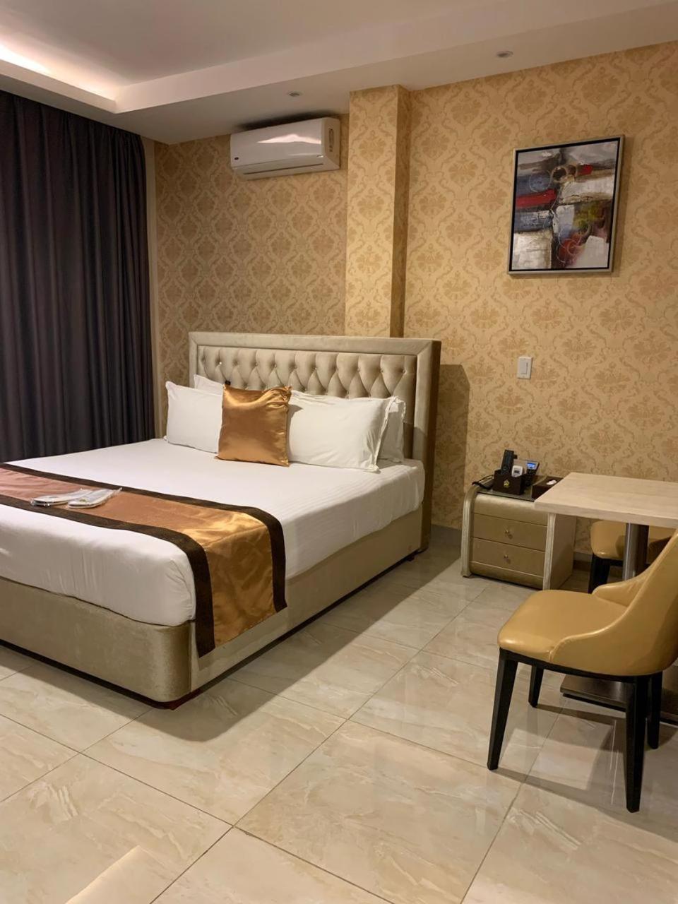 Hotel Crowner David Luaran gambar