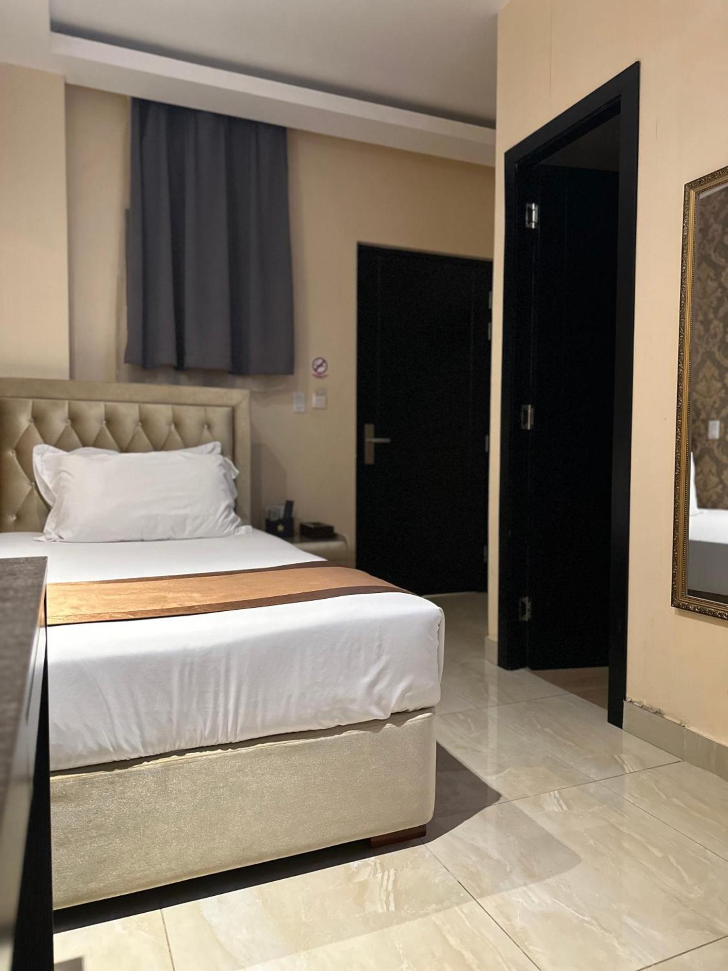 Hotel Crowner David Luaran gambar
